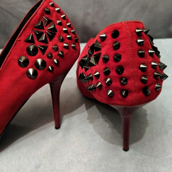 Red heels - Picture 2 of 3